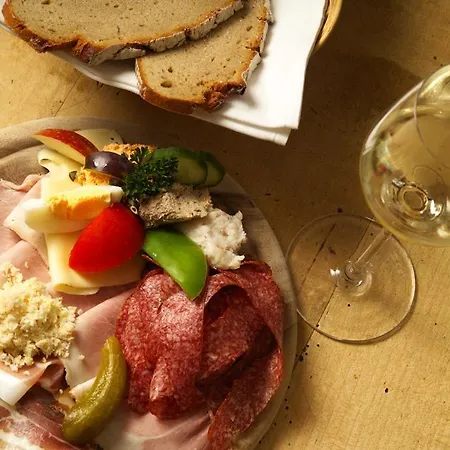 Hotel Bacchuskeller Eva Lambauer *